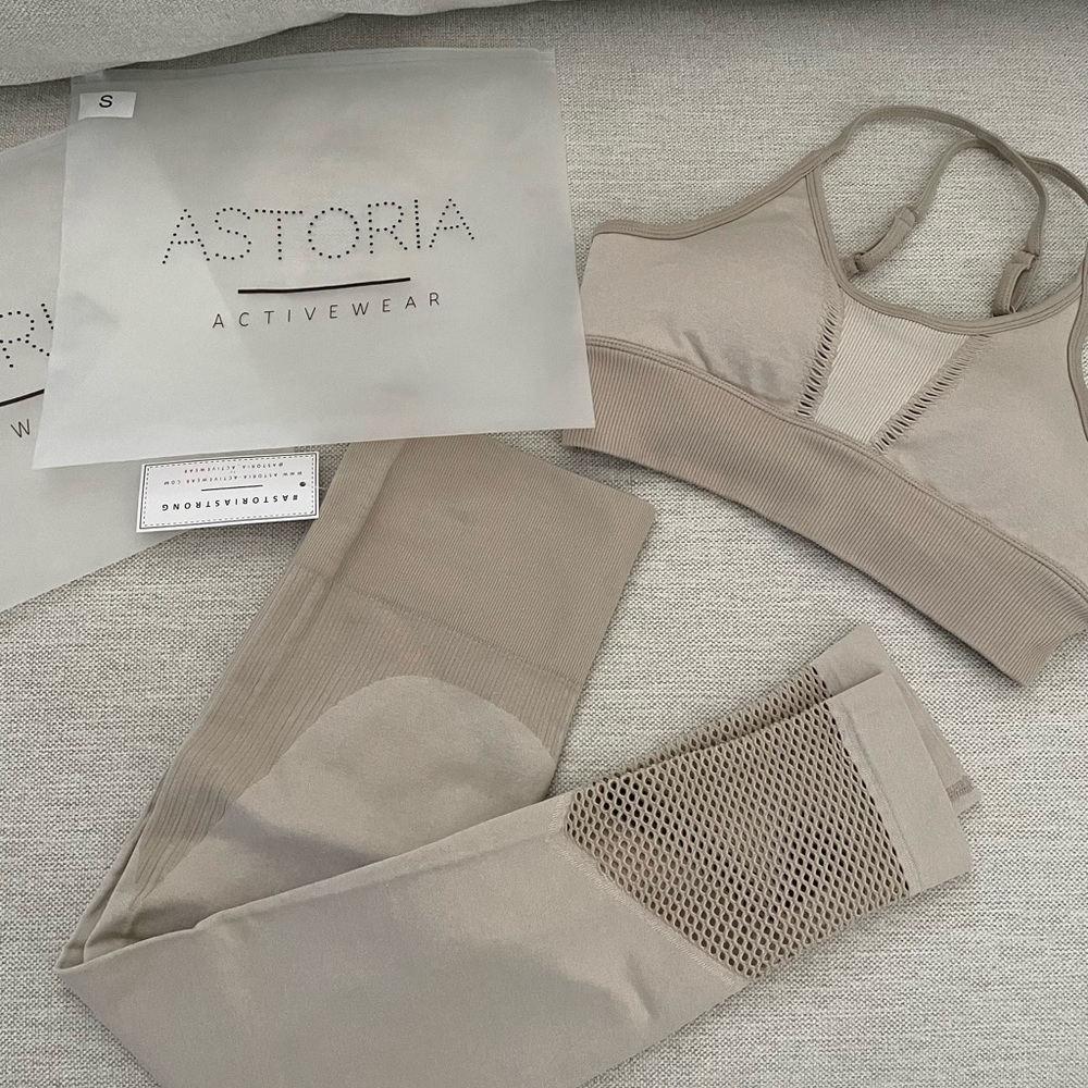 Astoria set beige nwts
